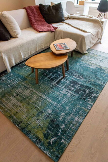 Kolorowy dywan nowoczesny przy kanapie