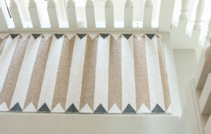 Beżowo biały dywan zewnętrzny w paski do kuchni, na taras czy balkon marki Horreds Mattan