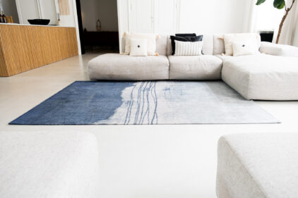 Niebiesko biały dywan - FUJI BLUE 9155 - widok z boku