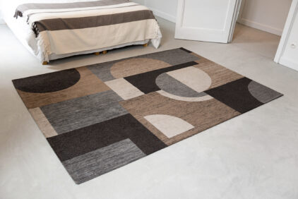 Nowoczesny brązowo - szary dywan - BAUHAUS LEATHER BROWN 9158 - dywan przy łóżku
