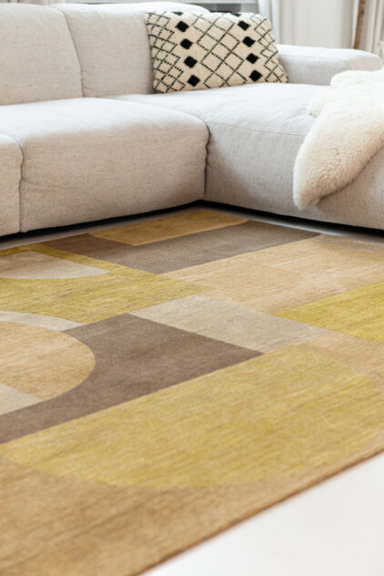Nowoczesny brązowo miodowy dywan - BAUHAUS GOLD 9159 - dywan przy kanapie