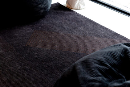 Nowoczesny czarny dywan ze wzorem suchego japońskiego ogrodu - NIHON 9168 - widok z boku