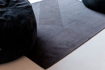 Nowoczesny czarny dywan ze wzorem suchego japońskiego ogrodu - NIHON 9168 - wykończenie