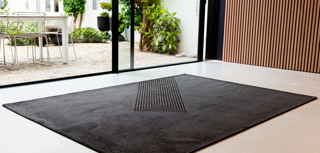 Nowoczesny czarny dywan ze wzorem suchego japońskiego ogrodu - NIHON 9168 - aranżacja