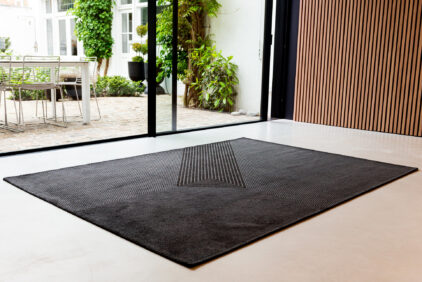 Nowoczesny czarny dywan ze wzorem suchego japońskiego ogrodu - NIHON 9168 - aranżacja