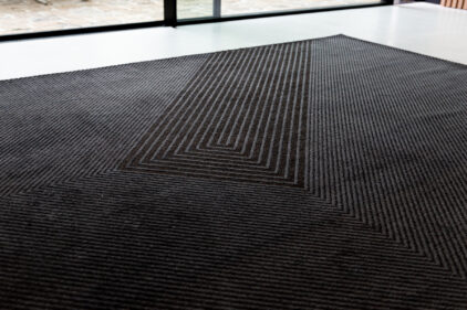 Nowoczesny czarny dywan ze wzorem suchego japońskiego ogrodu - NIHON 9168 - wzó z bliska