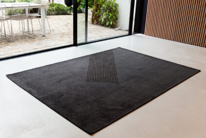 Nowoczesny czarny dywan ze wzorem suchego japońskiego ogrodu - NIHON 9168 - widok z oddali