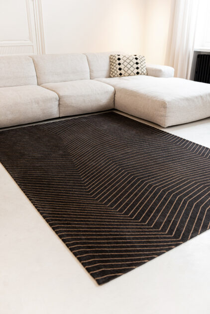 Czarny dywan geometryczny - SAN ANDREAS BLACK GOLD 9169 - dywan przy kanapie