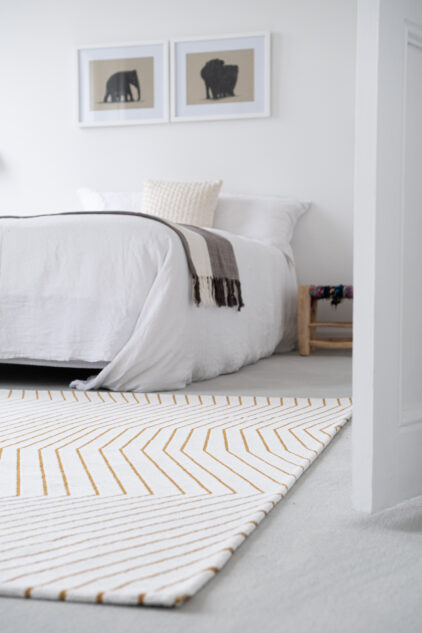 Biały dywan SAN ANDREAS WHITE GOLD 9171 - przy łóżku