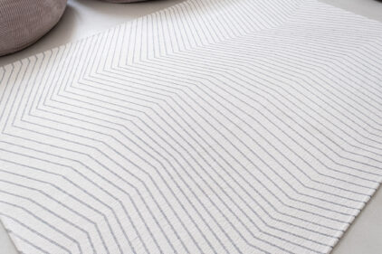 Biały dywan geometryczny w szare linie - SAN ANDREAS WHITE GREY 9172 - widok z boku
