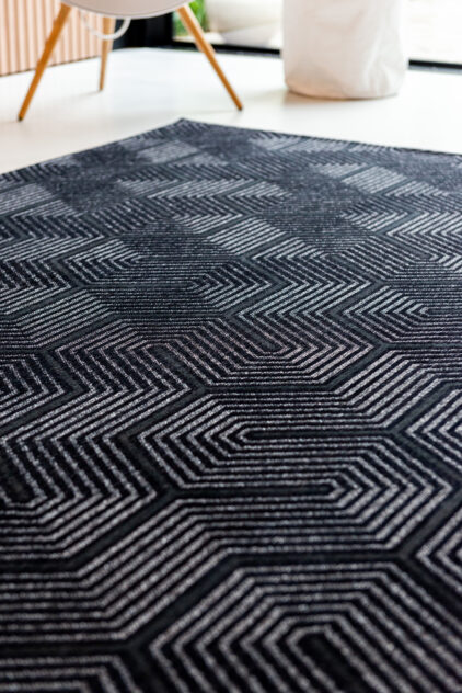 Czarny dywan ze srebrną nitką - LABIRYNT PENTI BLACK 9173 - struktura