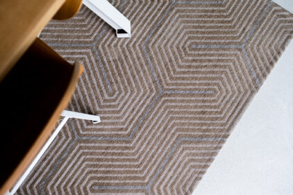 Beżowo szary dywan ze wzorem laniryntu - LABIRYNT 9175 - dywan przy stole