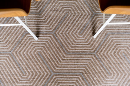 Beżowo szary dywan ze wzorem laniryntu - LABIRYNT 9175 - widok wzoru z bliska