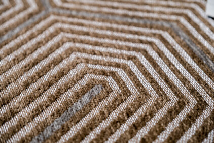 Beżowo szary dywan ze wzorem laniryntu - LABIRYNT 9175 - struktura
