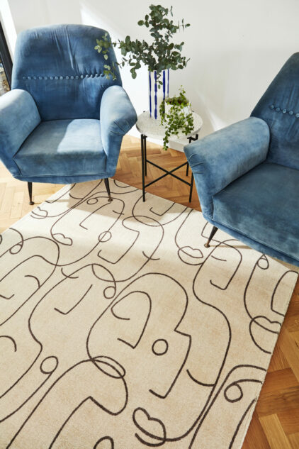 Beżowy Drukowany dywan w abstrakcyjny wzór - EPSILON CHARCOAL 23801 - z niebieskimi fotelami