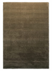 Beżowo brązowy miękki wełniany dywan w salonie od Brink and Campman