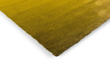 Żółto brązowy dywan firmy Brink and Campman, wełniany i miękki dywan do salonu.