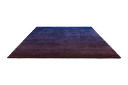 Niebiesko brązowy dywan firmy Brink and Campman, wełniany i miękki dywan do salonu.