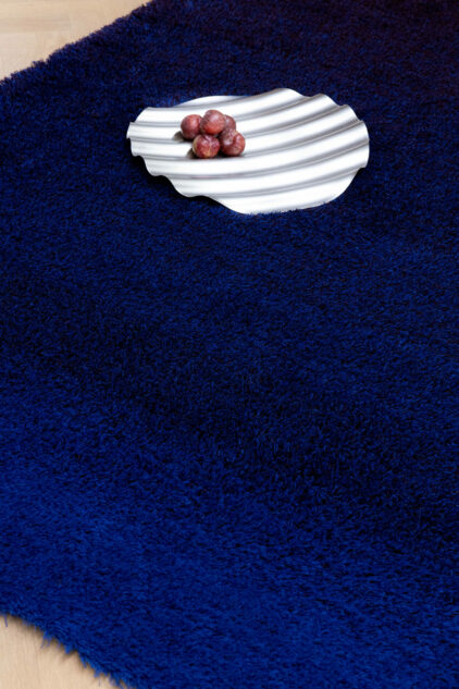 Niebiesko brązowy dywan shaggy firmy Brink and Campman, wełniany i miękki dywan do salonu.