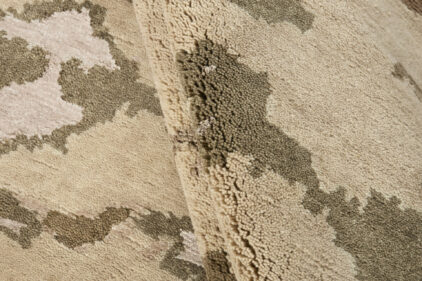 Beżowy wełniany miękki dywan do salonu marki Rezas