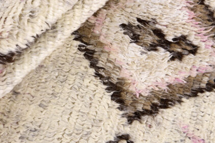 Marokański wełniany dywanbeżowo, brązowo różowy do salonu, do sypialni, dywan z frędzlami marki Rezas