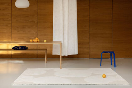 Dywan marki Marimekko w kolorze kremowym, idealny do salonu czy sypialni