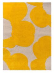 Dywan marki Marimekko w kolorze żółto beżowym, idealny do salonu czy sypialni