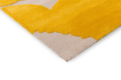 Dywan marki Marimekko w kolorze żółto beżowym, idealny do salonu czy sypialni