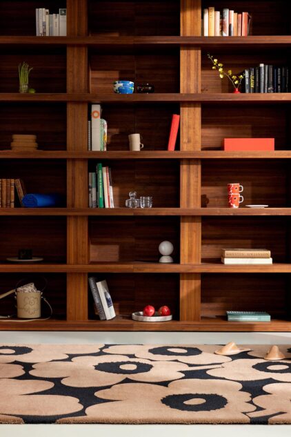 Dywan marki Marimekko w kolorze brązowo czarnym, miękki, łatwy w czyszczeniu, idealny do salonu czy sypialni