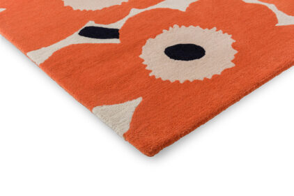 Dywan marki Marimekko w kolorze beżowo pomarańczowy, modny wzór, miękki, łatwy w czyszczeniu, idealny do salonu czy sypialni