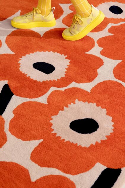 Dywan marki Marimekko w kolorze beżowo pomarańczowy, modny wzór, miękki, łatwy w czyszczeniu, idealny do salonu czy sypialni