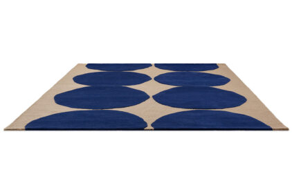 Beżowo niebieski dywan geometryczny do salonu marki marimekko, wzór geometryczny