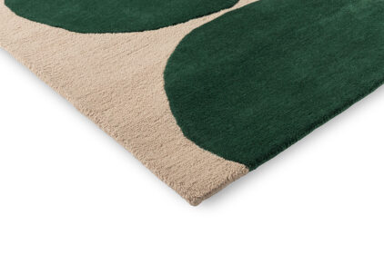 Beżowo zielony dywan geometryczny do salonu marki marimekko, wzór geometryczny