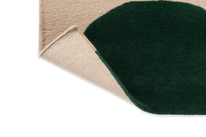Beżowo zielony dywan geometryczny do salonu marki marimekko, wzór geometryczny