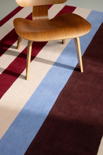 Kolorowy dywan w paski do salonu marki Marimekko