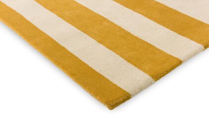 Kolorowy dywan w paski do salonu marki Marimekko