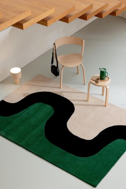 Beżowo czarno zielony dywan geometryczny do salonu marki marimekko, wzór geometryczny