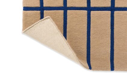 Beżowy dywan geometryczny w niebieską kratkę do salonu marki Marimekko. Efekt 3D.