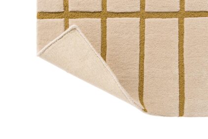 Beżowy dywan geometryczny w żółtą kratkę do salonu marki Marimekko.