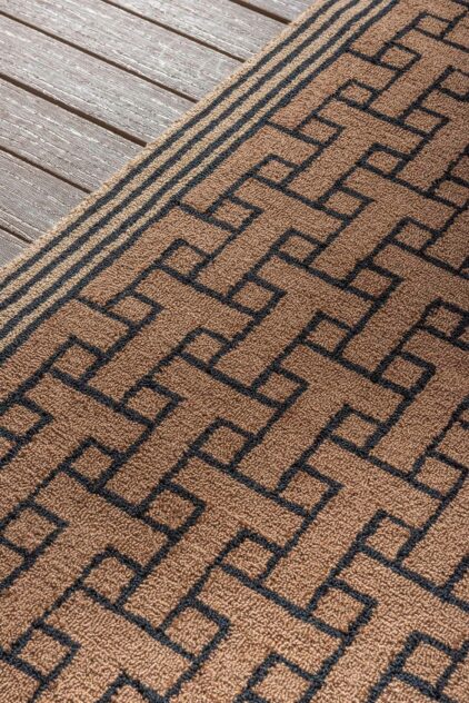 Brązowy dywan zewnętrzny w geometryczny wzór marki Ted Baker