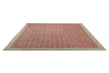 Różowy dywan zewnętrzny w geometryczny wzór marki Ted Baker