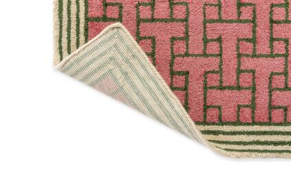 Różowy dywan zewnętrzny w geometryczny wzór marki Ted Baker