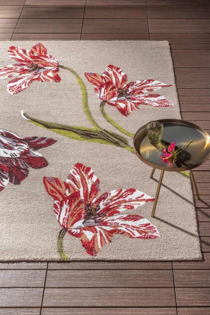 Beżowy dywan zewnętrzny w kwiaty marki Ted Baker