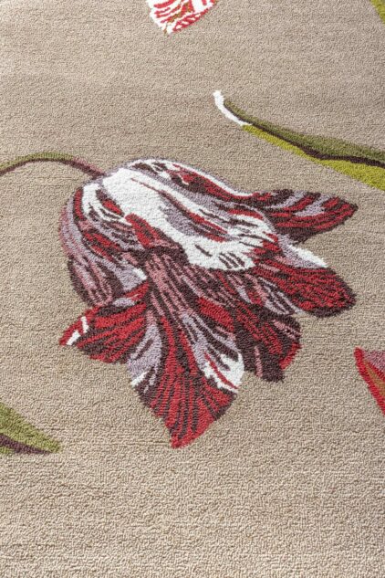 Beżowy dywan zewnętrzny w kwiaty marki Ted Baker